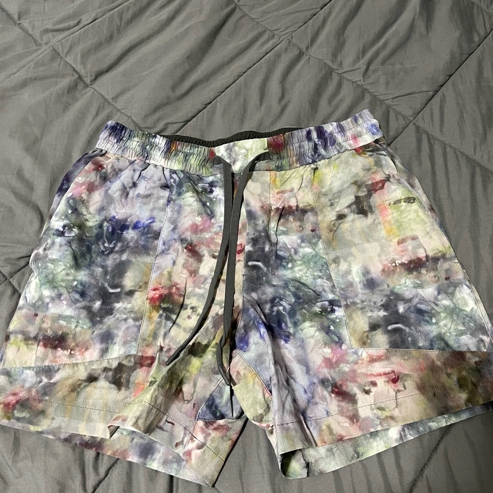 Lulu Lemon Shorts size medium (good condition)